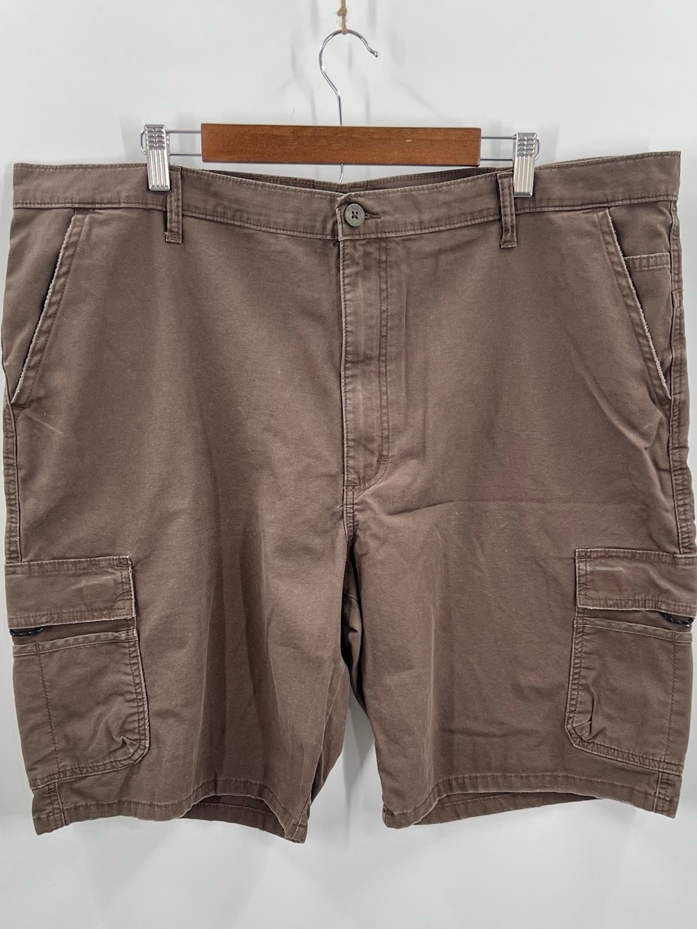 085 Men's Wrangler Brown Cargo Shorts 42 waist